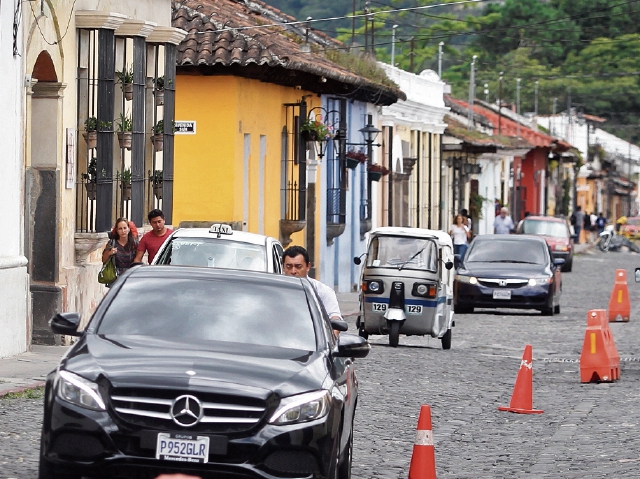 Alta carga vehicular, ventas informalesy desorden afuera de centros de entretenimiento afectan a la ciudad.