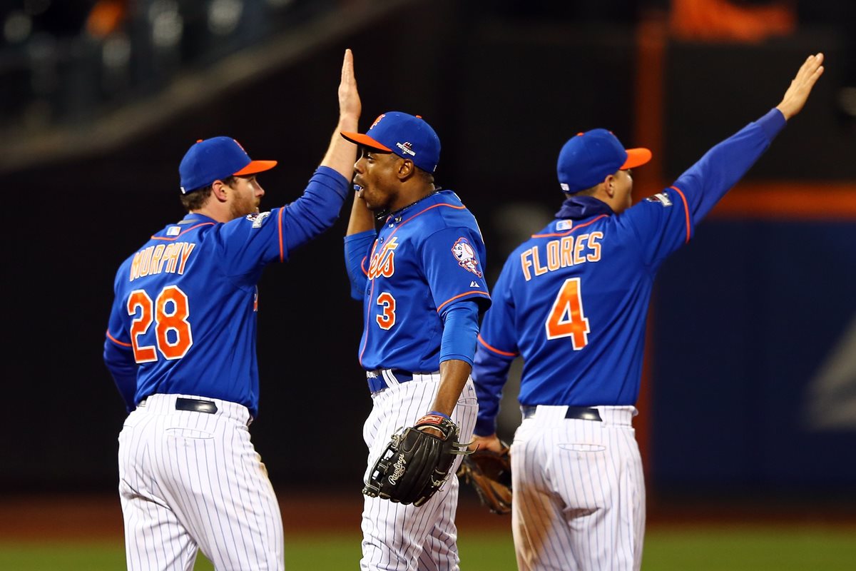 Los Mets de Nueva York festejan el triunfo sobre los Cachorros de Chicago. (Foto Prensa Libre: AFP).