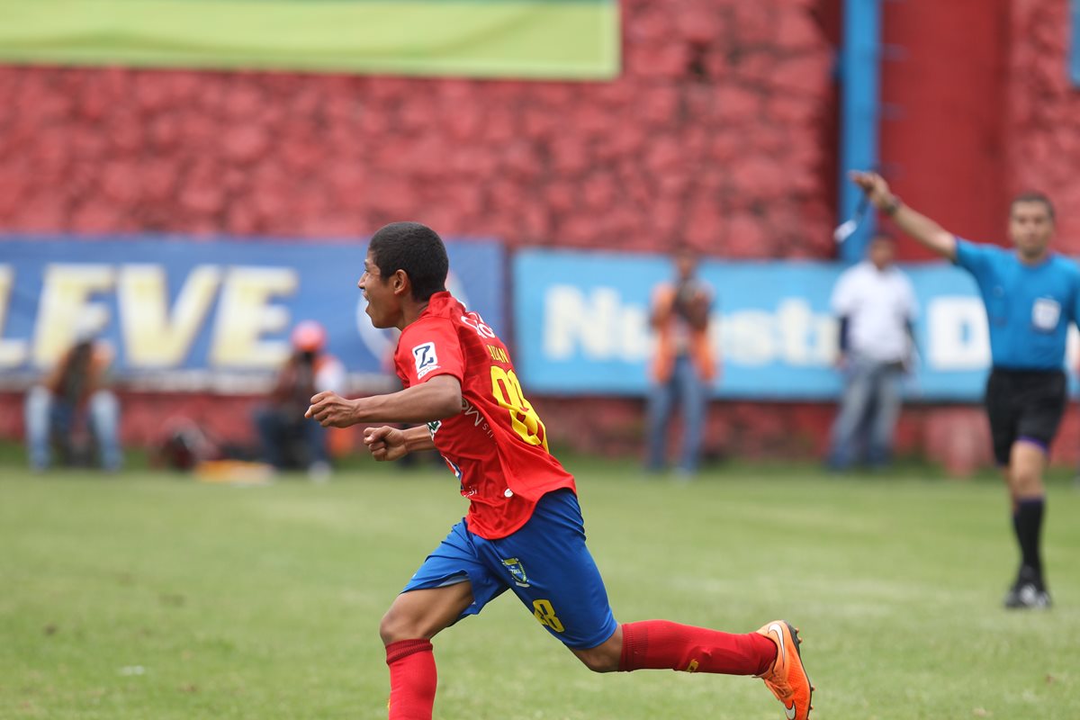 Pedro Altán conquistó su primera diana con el equipo mayor rojo en el torneo el domingo ante la universidad.(Foto Prensa Libre: Carlos Vicente)