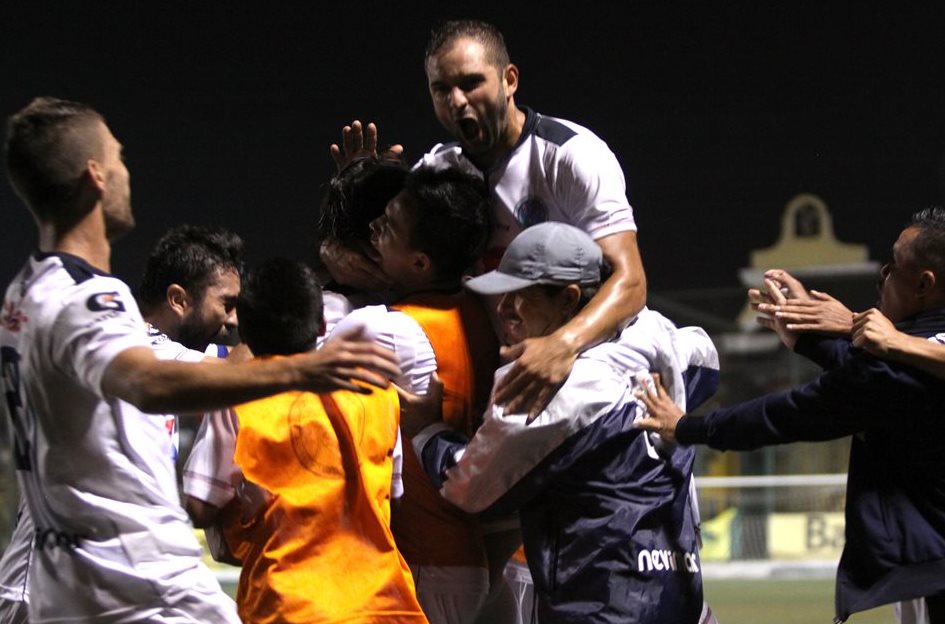 Los estudiosos felicitan a Rafa Burgos luego de que anotara el gol del triunfo. (Foto Prensa Libre: Jesús Cuque)