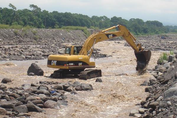 Retroexcavadora trabaja en  el río.