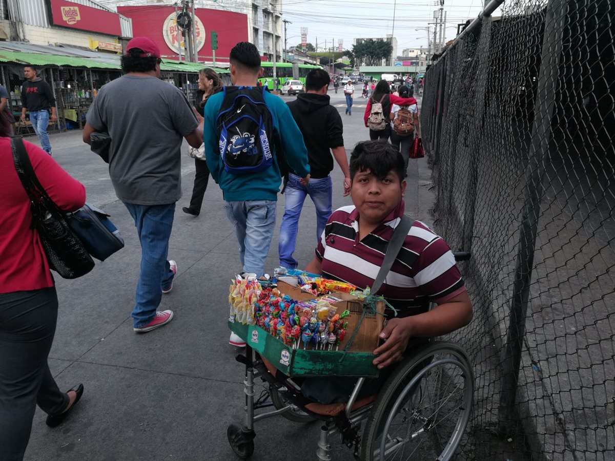 Miguel López Mazariegos indica que sueña con un futuro mejor. (Foto Prensa Libre: Oscar García).