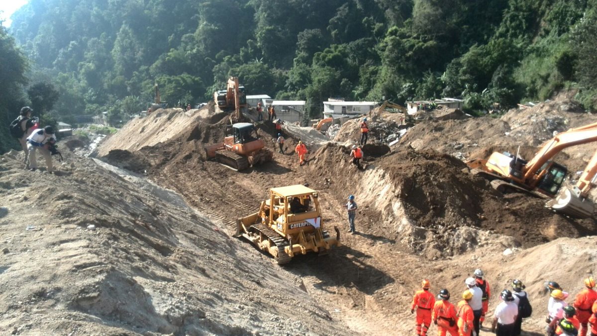 Desde las siete de la mañana 559 rescatistas trabajan en el caserío El Cambray 2, Santa Catarina Pinula, con el apoyo de 28 máquinas. (Foto Prensa Libre: E. Avila.