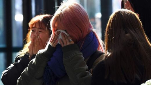 Seguidoras de Kim Jong-hyun en el hospital donde se reunieron para recordarlo. YEON-JE/AFP/GETTY IMAGES