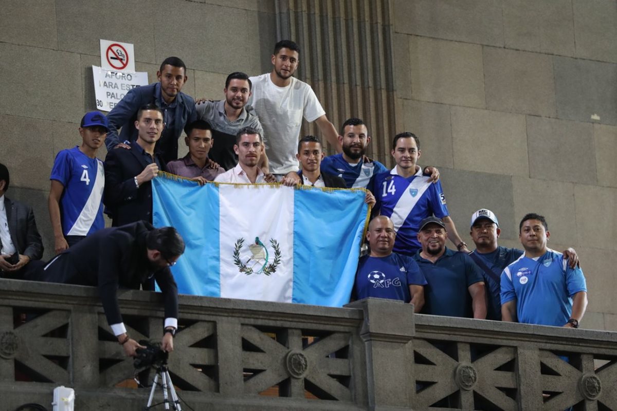 Futbolistas nacionales que se manifestaron en el Congreso, lucen la bandera de Guatemala. (Foto Prensa Libre: Esbin García)