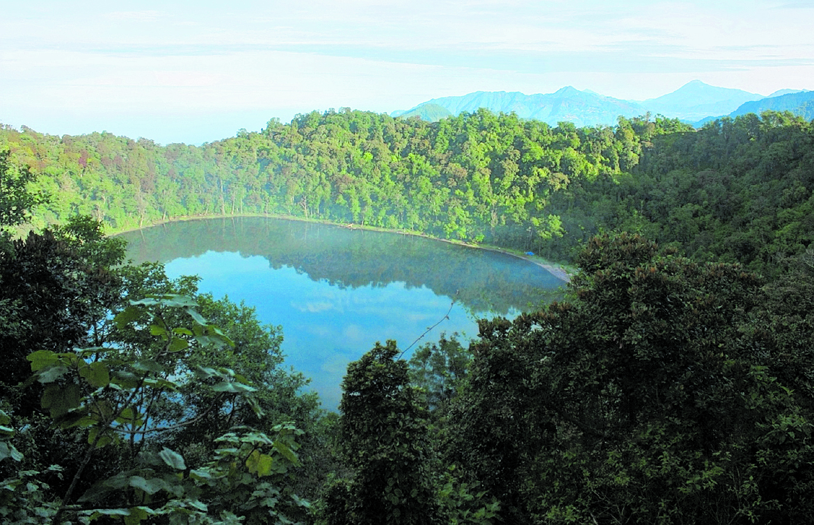 Las agencias falsas suelen ofrecer paquetes que incluyen lugares turísticos del país. En la fotografía, la laguna de Xicabal en Quetzaltenango. (Foto Prensa Libre: Hemeroteca PL)