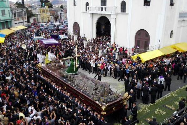 La imagen de Jesús Nazareno de Los Milagros, comienza su recorrido por las calles de la zona 1 y 2 de la capital. (Foto Prensa Libre: Rodrigo Méndez)