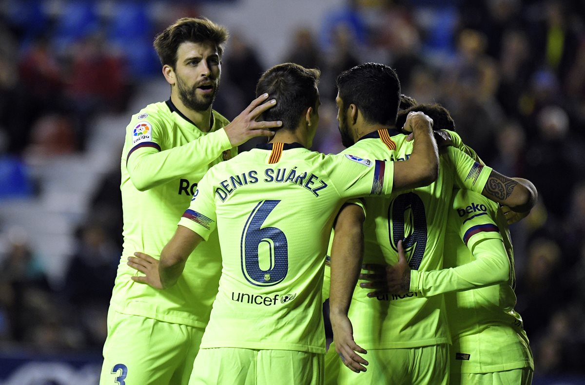 Gerard Piqué cerró la cuenta para el FC Barcelona. (Foto Prensa Libre: AFP)