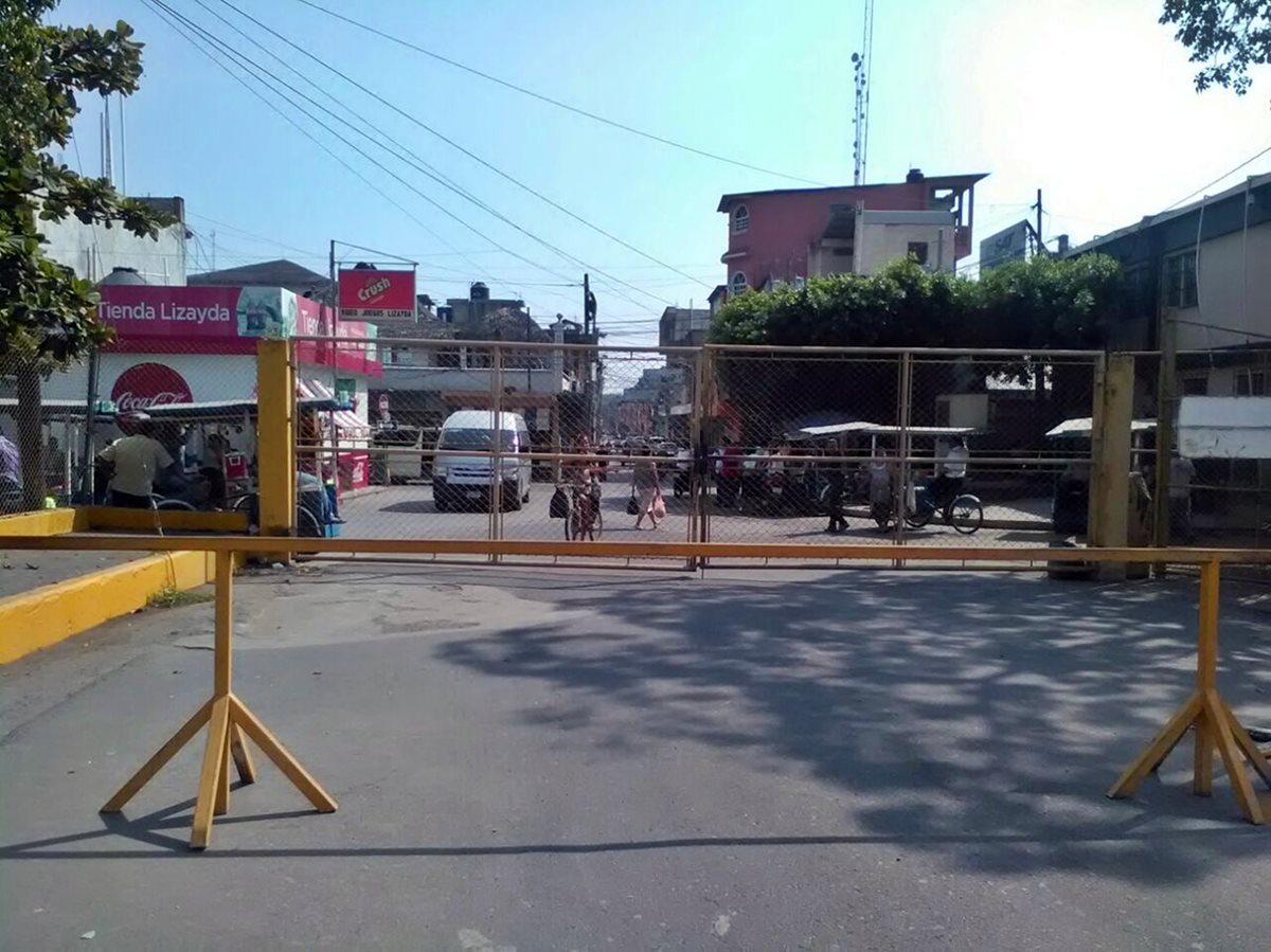 Manifestantes mexicanos cierran paso fronterizo hacia Guatemala. (Foto Prensa Libre: Álex Coyoy)