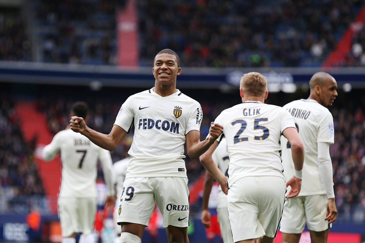 Kylian Mbappé Lottin afianzó el liderato del Mónaco en la Ligue 1. (Foto Prensa Libre: AFP)