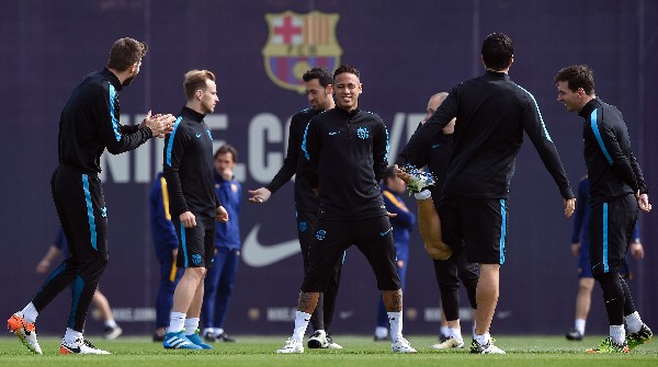 Los jugadores del Barcelona deberán vencer al Valencia si quieren seguir de líderes en España. (Foto Prensa Libre: AFP)