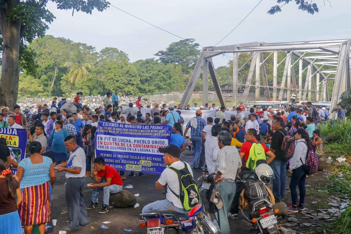 Unos 200 pescadores bloquearon el paso en El Zarco, Santa Cruz Muluá, Retalhuleu. (Foto Prensa Libre: Rolando Miranda)