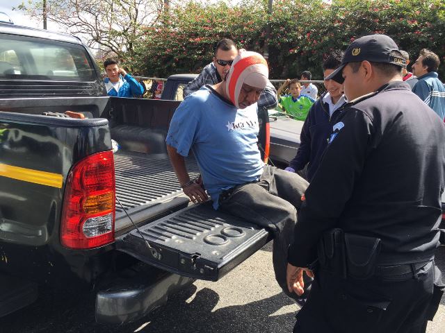 Personas vapulean a presunto ladrón frente al estadio del Ejército en zona 5. (Foto Prensa Libre: PNC)