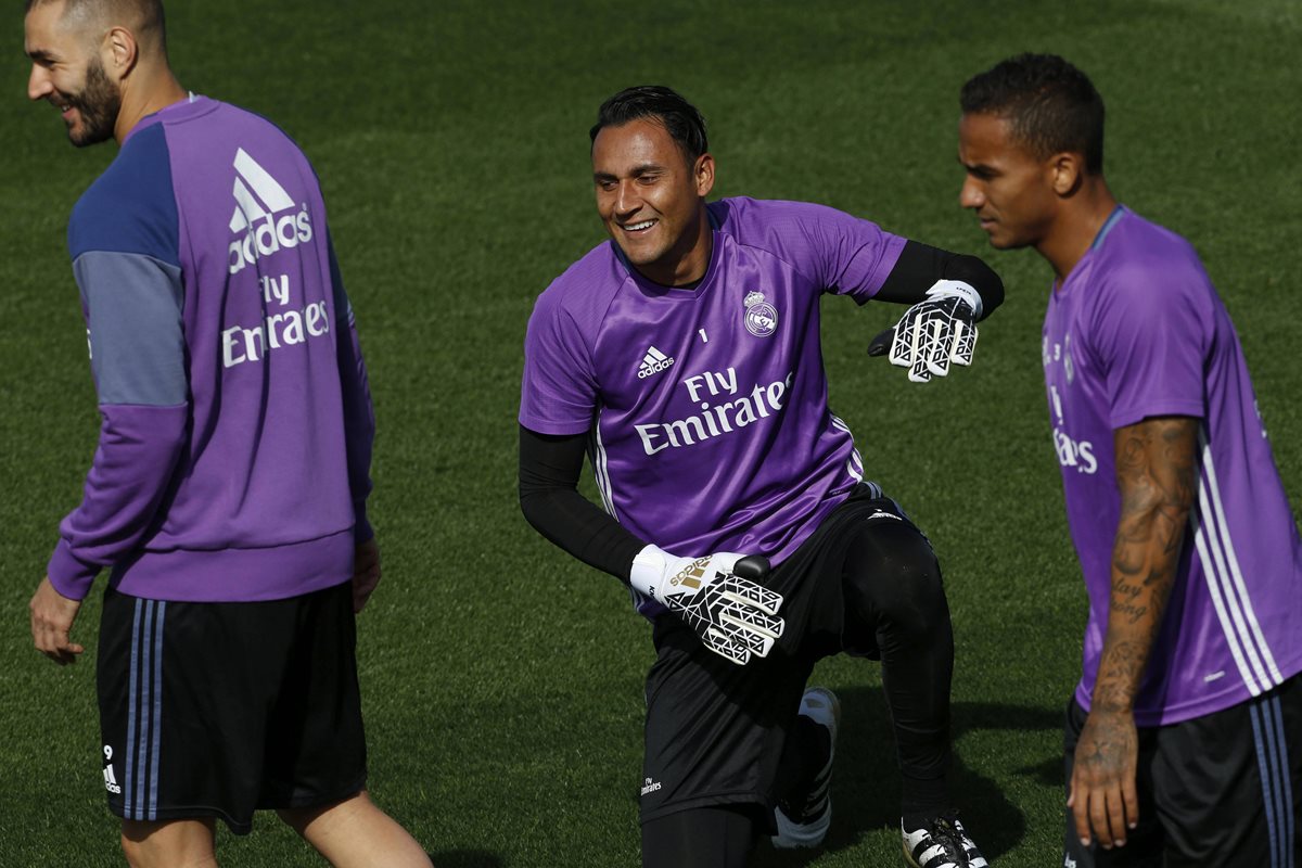 Keylor Navas sonríe en una parte del entrenamiento del Real Madrid junto a sus compañeros. (Foto Prensa Libre: EFE)