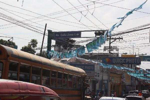 anuncios  afectan  visibilidad de semáforo en la  4a. avenida y 4a. calle de la ciudad de Escuintla.