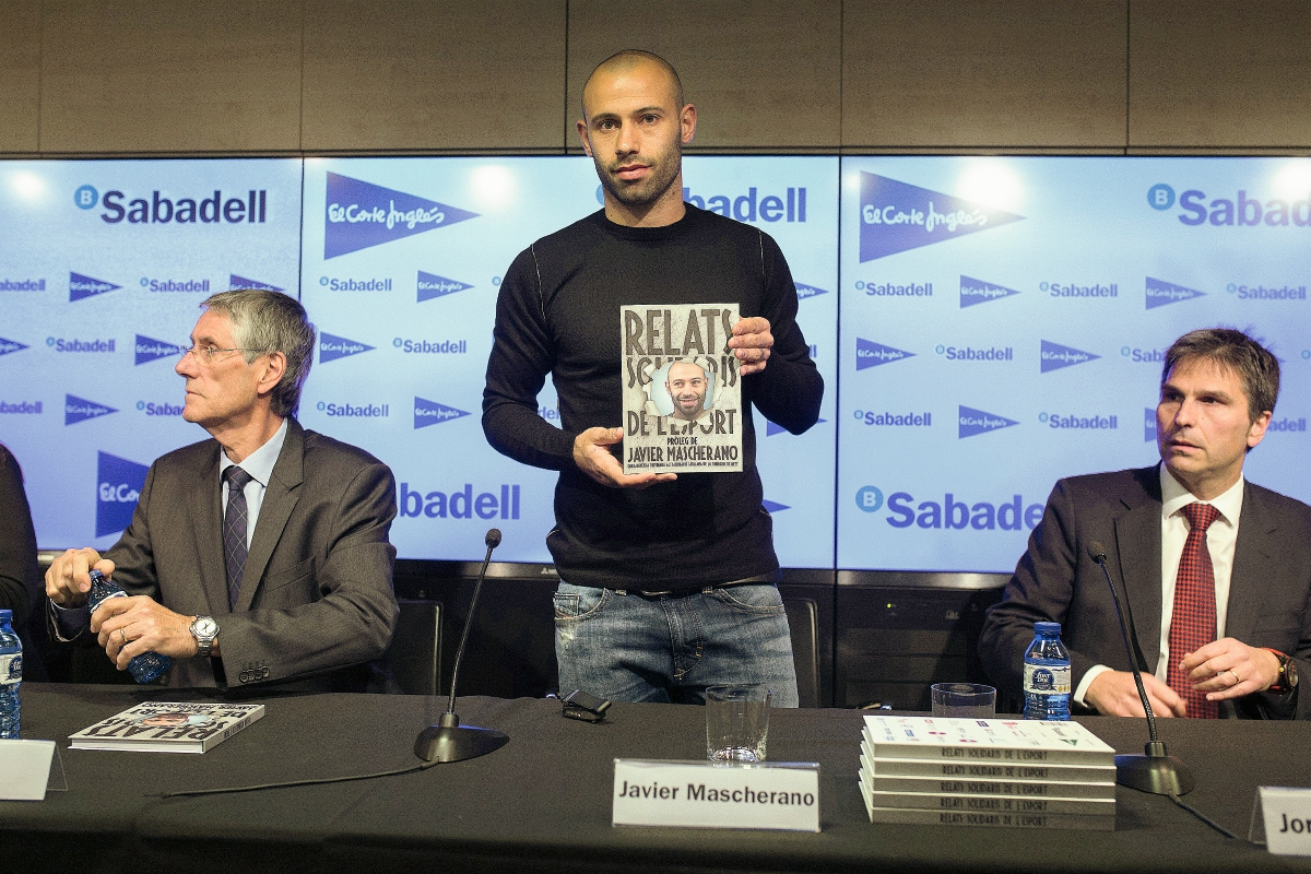 GRA172. BARCELONA, 09/04/2015.- El jugador argentino del FC Barcelona Javier Mascherano luego del anunció que apadrinará la undécima edición de los "Relatos Solidarios del Deporte". (Foto Prensa Libre: EFE).