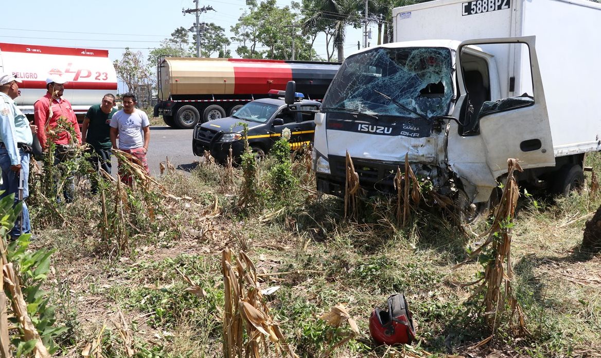 Del impacto el casco de uno de los fallecidos salió expulsado y quedó a unos metros del camión. (Foto Prensa Libre: Enrique Paredes)