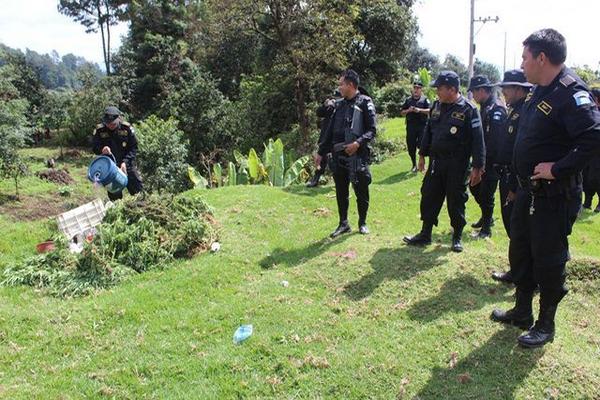 Autoridades efectúan allanamiento en una vivienda de Patzún. (Foto Prensa Libre: José Rosales) <br _mce_bogus="1"/>