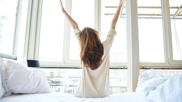 ¿Y los fines de semana también? ¿Debemos abandonar el hábito de quedarnos más tiempo en la cama el sábado y domingo? GETTY IMAGES