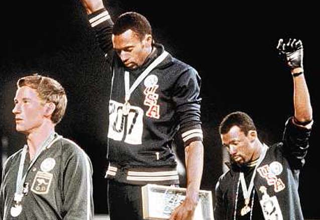 Peter Norman, Tommie Smith y John Carlos, durante el acto de premiacio?n de los 200 metros planos en los Oli?mpicos de Me?xico, empuñan la mano con un guante negro, símbolo del Black Power. (Foto: Hemeroteca PL)