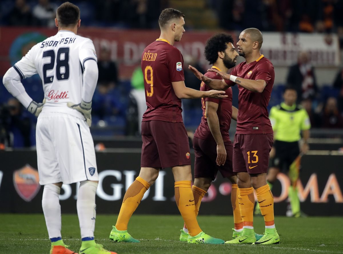 Bruno Peres felicita a Dzeko por la anotación que consiguió este sábado. (Foto Prensa Libre: AP)