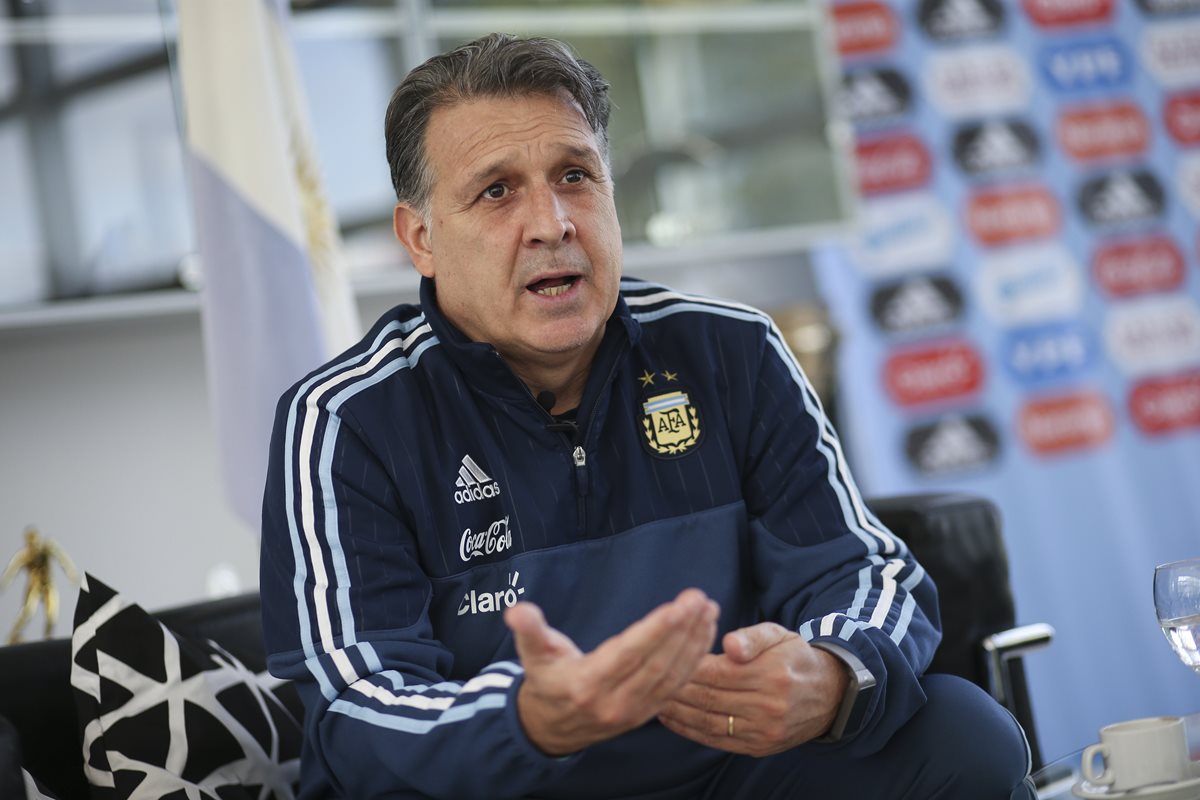 El técnico Gerardo Martino asegura que siempre es importante la presencia de Leo Messi en la selección albiceleste. (Foto Prensa Libre: AFP)