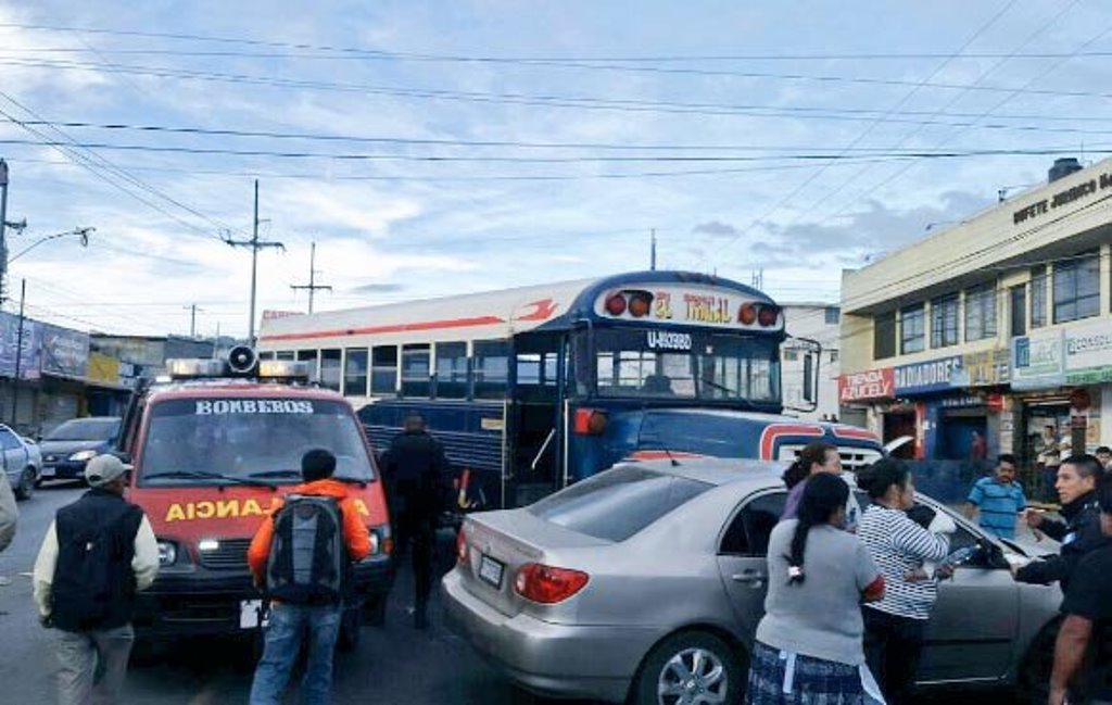 Bus que fue atacado este viernes en la zona 7 de Quetzaltenango. (Foto Prensa Libre: Carlos Ventura).