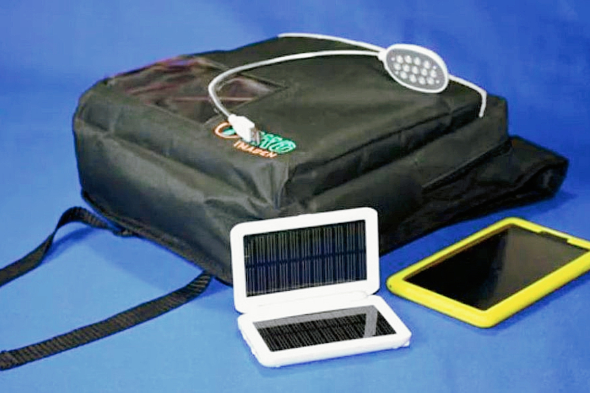 La mochila solar compite con otros 79 inventos. El avance hacia la final dependerá en parte de los votos que reciba en www.gistnetwork.org. (Foto Prensa Libre Agencia EFE).