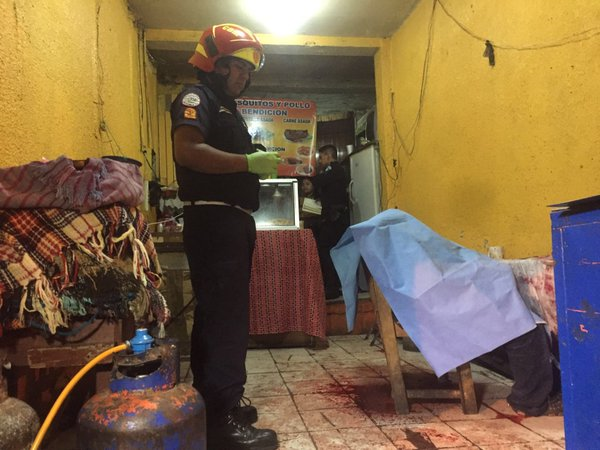 En una silla quedó el cuerpo de un hombre de aproximadamente 39 años. (Foto Prensa Libre: Bomberos Municipales)