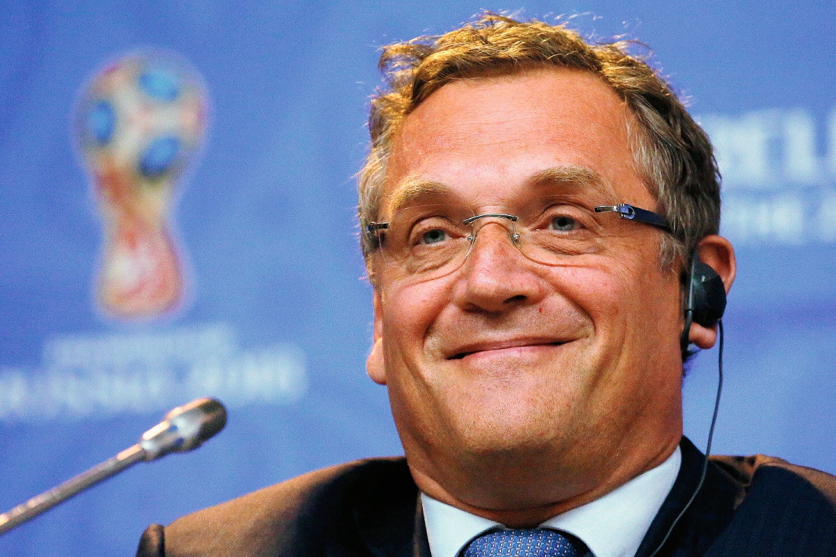 El secretario general de la Fifa, Jerome Valcke durante la conferencia de prensa en San Petersburgo. (Foto Prensa Libre: AP)