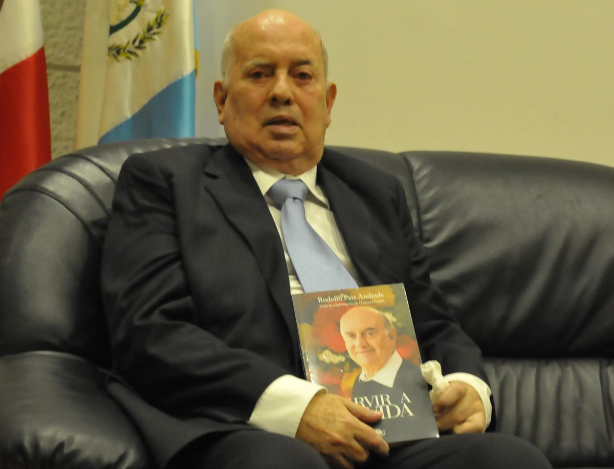 Rodolfo Paiz Andrade plantea en su libro Servir a la vida que el ser humano puede cambiar su entorno. (Foto Prensa Libre: Ana Lucía Ola)