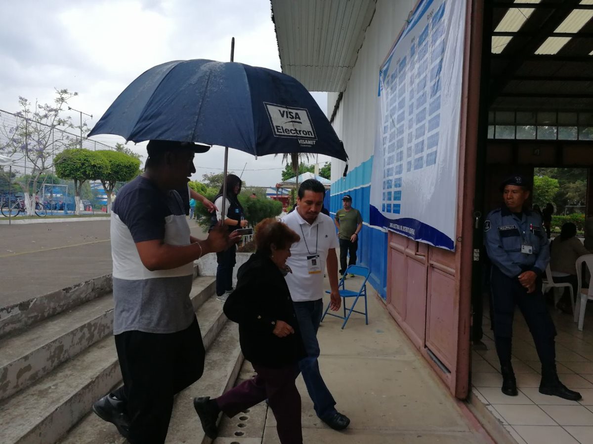 La lluvia sorprende a guatemaltecos en algunos puntos de la capital. (Foto Prensa Libre: Carlos Hernández).