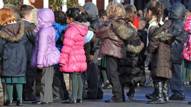 ¿Deberían las mujeres posponer sus carreras para tener hijos?