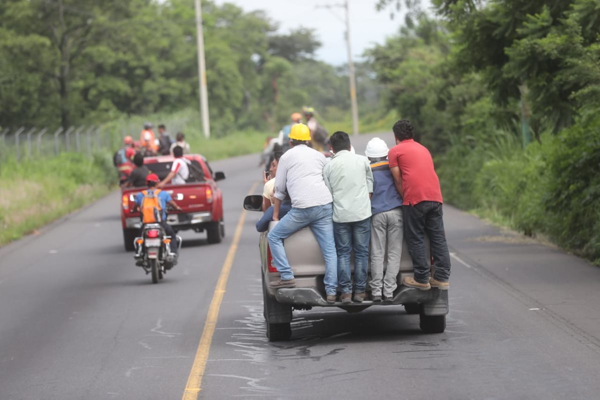 Las entidades encargadas del monitoreo del volcán avisaron a tiempo y decenas de personas se movilizaron en vehículos resguardando sus vidas.