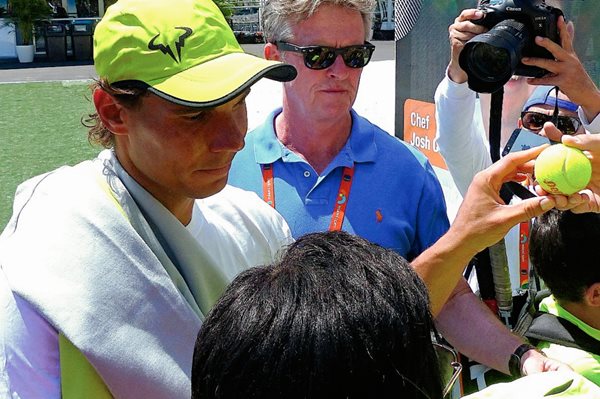 El tenista español Rafael Nadal firmó autógrafos a sus seguidores el pasado martes en Cayo Vizcaino, Florida. (Foto Prensa Libre: EFE)