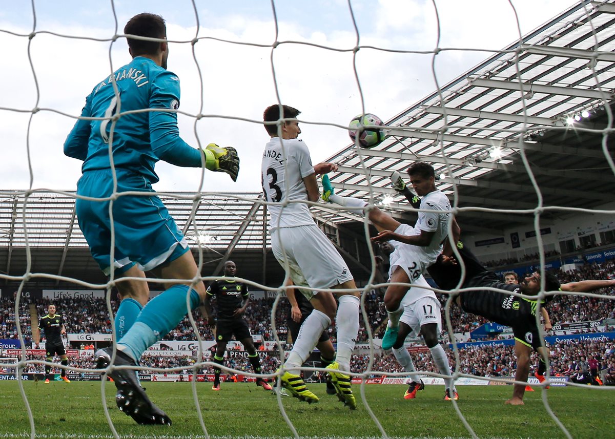 Diego Costa marcó dos goles esta tarde en el Liberty Stadium. (Foto Prensa Libre: AFP)