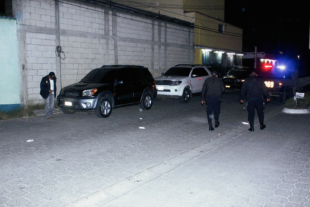 PNC inspecciona   el lugar en el que ocurrió el ataque armado, en Chimaltenango.  (Foto Prensa Libre: Víctor Chamalé)