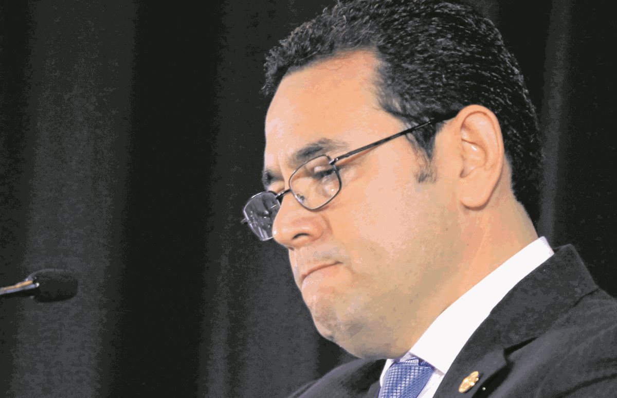 Varias controversias esperan al presidente Jimmy Morales, después de estar fuera del país una semana. (Foto Prensa Libre: HemerotecaPL)