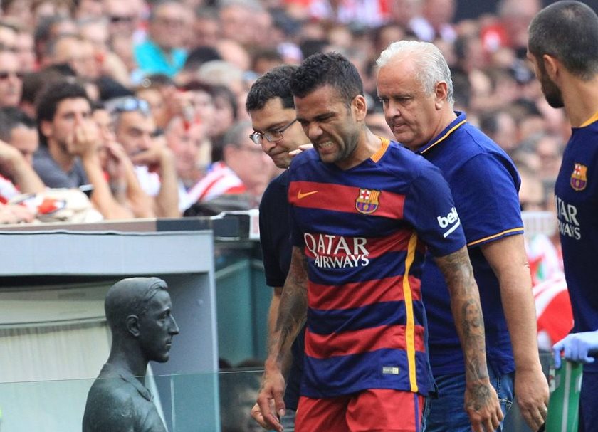 Dani Alves se retira lesionado en el partido ante el Athletic Club de la primera jornada de la liga. (Foto Prensa Libre: EFE)