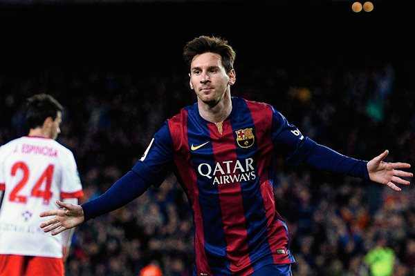 Lionel Messi brilló contra el Almeria y festeja luego de anotar el primer gol del encuentro. (Foto Prensa Libre: AP)