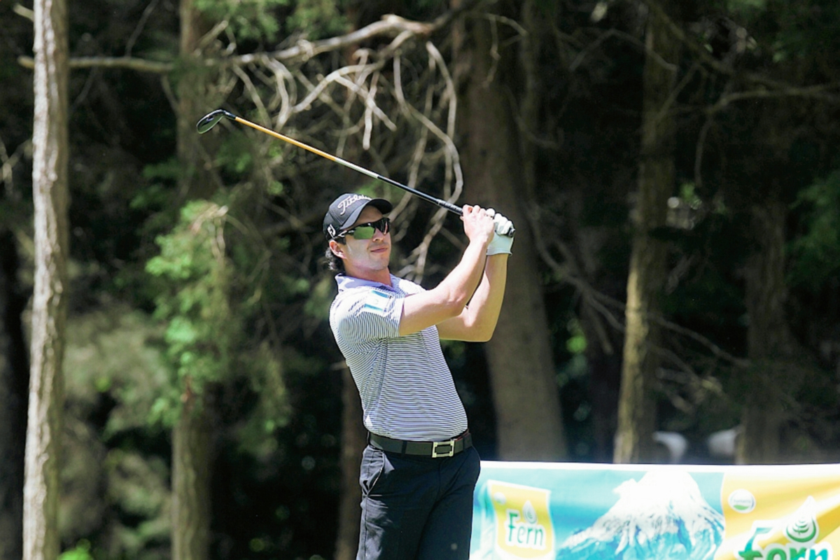 El golfista guatemalteco José Toledo, observa la trayectoria de la pelota luego del lanzamiento. (Foto Prensa Libre: Óscar Felipe)