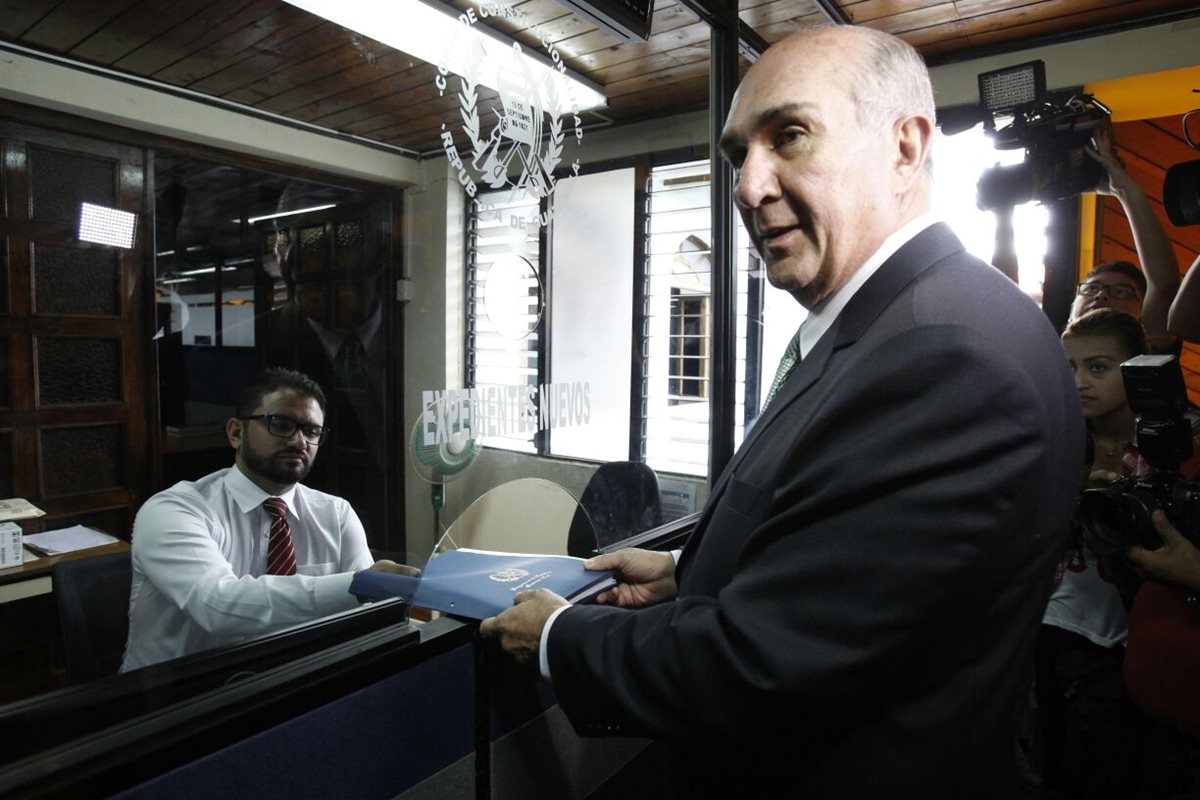 Mario Taracena presenta la acción ante la Corte de Constitucionalidad para anular el pacto colectivo del Congreso. (Foto Prensa Libre: Paulo Raquec)