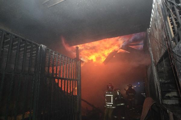 Bomberos luchan contra las llamas dentro del mercado (Foto Prensa Libre: E. Bercián)<br _mce_bogus="1"/>