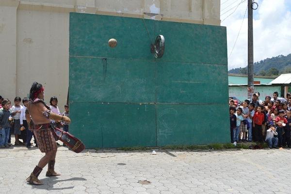 Estudiantes observan Juego de Pelota Maya en la conmemoración del Día Internacional de los Pueblos Indígenas, en Purulhá. (Foto Prensa Libre: Hemeroteca PL)