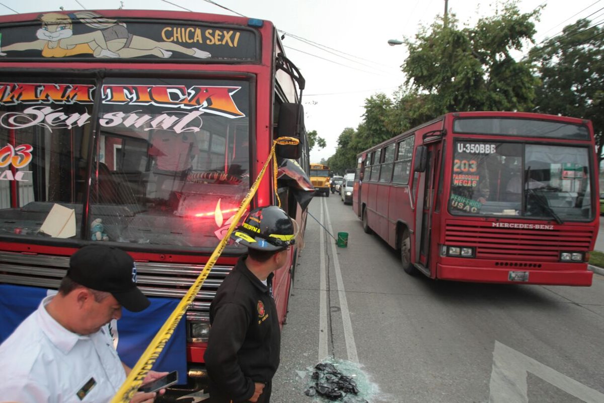 El piloto viajaba desde la zona 6 hacia la zona 12 cuando fue asesinado, supuestamente por un menor de 17. (Foto Prensa Libre: Erick Ávila)
