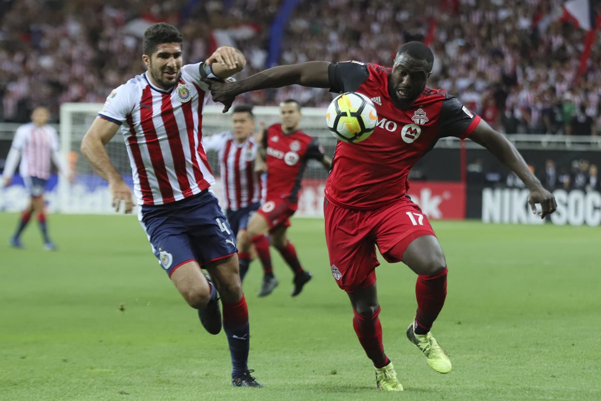 El jugador de Chivas de México Jair Pereira (i) pelea por el balón con Jozy Altidore (d) del Toronto FC de la MLS. (Foto Prensa Libre: EFE)