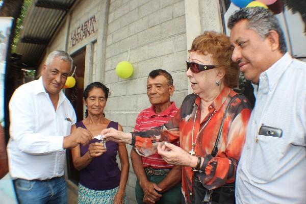 pareja beneficiada recibe las  llaves de su  casa, en  Nueva Santa Rosa.