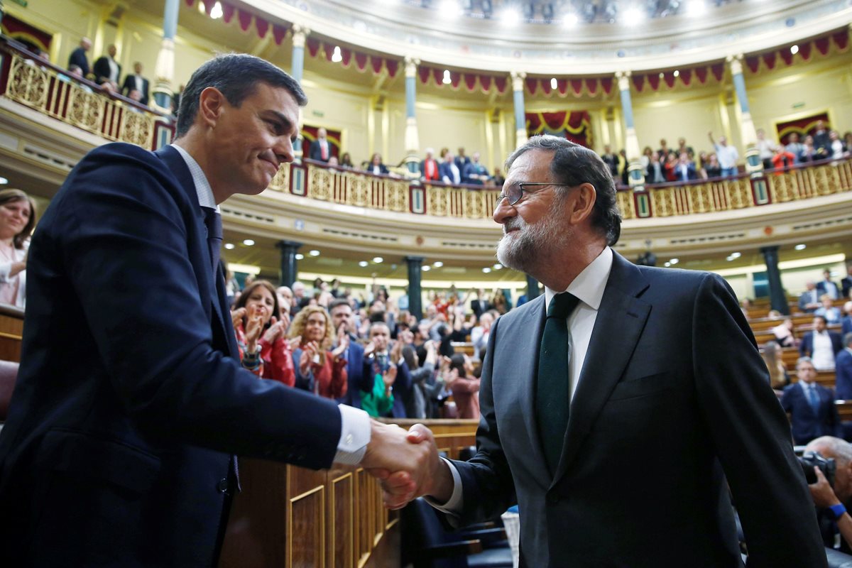 Mariano Rajoy, felicita al recién investido presidente el socialista Pedro Sánchez. (EFE).