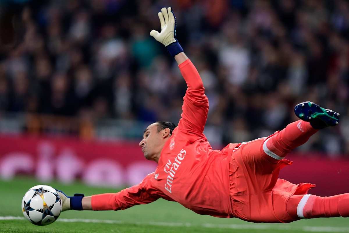 Keylor Navas desvía la pelota y lo envía al tiro de esquina.