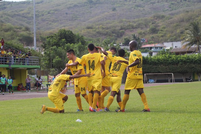 Guastatoya celebra una de las anotaciones que lo tienen en el liderato del torneo Apertura. (Foto Prensa Libre: Hugo Oliva). 